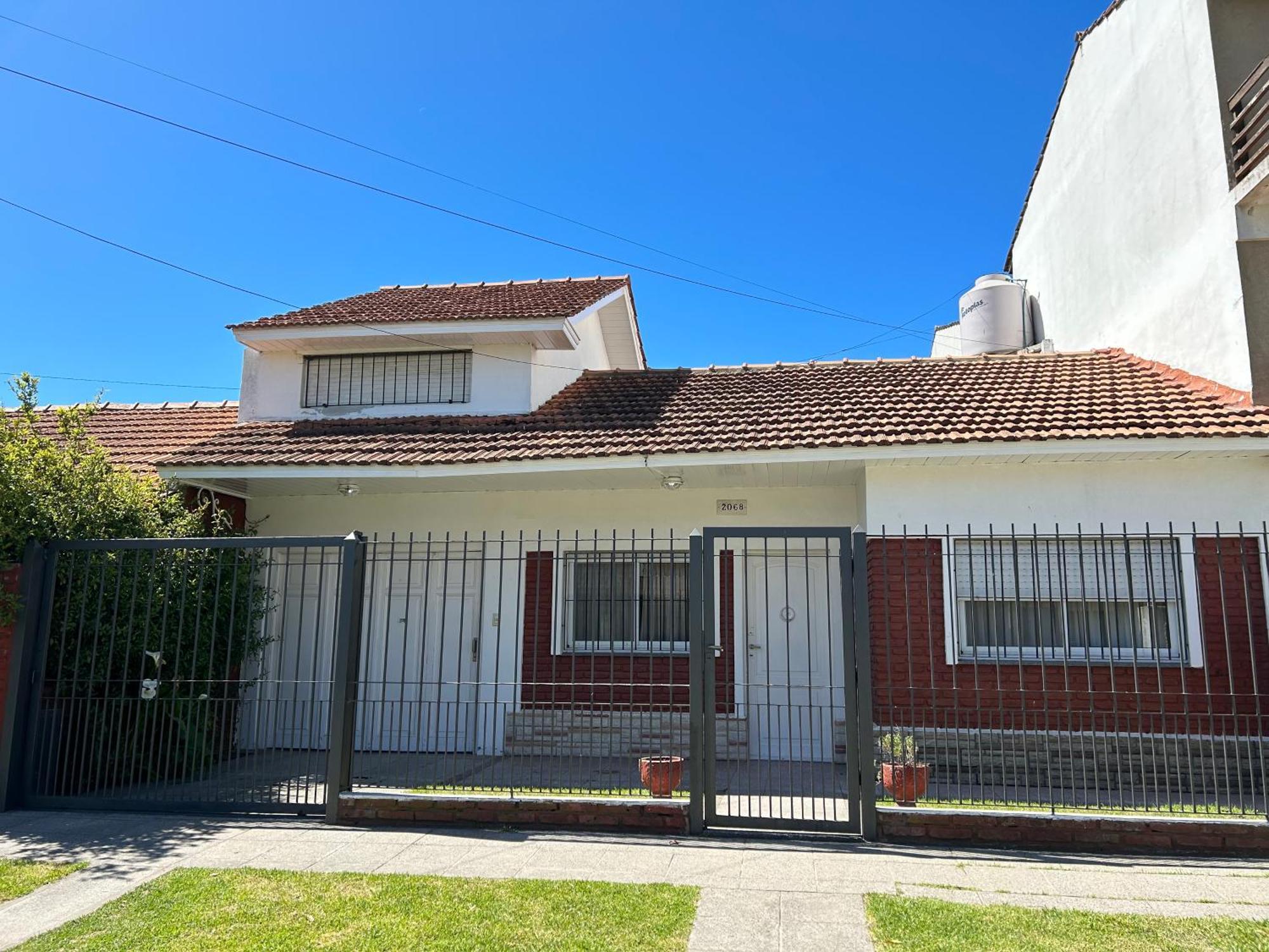 Casa En A Dos Cuadras Del Mar Con Cochera Privada *